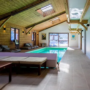 Grand Convivial Avec Sa Piscine Intérieure Serraval